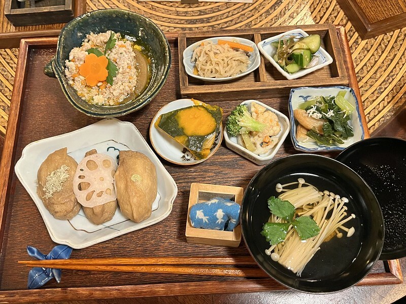 【日本，關西，大阪】跟著日本友人吃，來到經濟實惠的可愛小店「結音茶舗」。（大阪美食）