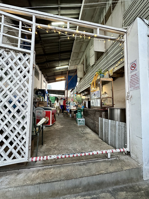 【亞洲，泰國，曼谷】 TeawKorTeawRimnam（ร้านเตี๋ยว ก็ เตี๋ยว ริมน้ำ），地方法院旁巷弄間的面河的美味