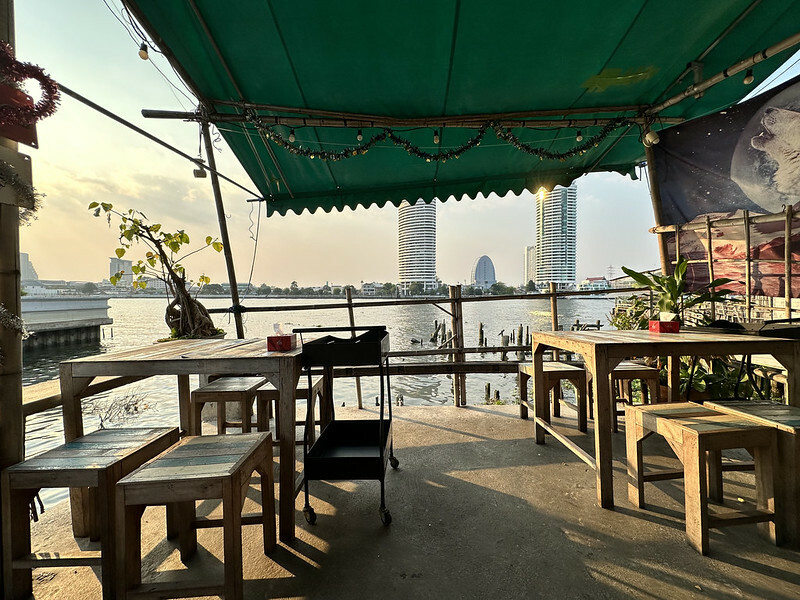 【亞洲，泰國，曼谷】 TeawKorTeawRimnam（ร้านเตี๋ยว ก็ เตี๋ยว ริมน้ำ），地方法院旁巷弄間的面河的美味