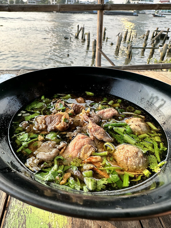 【亞洲，泰國，曼谷】 TeawKorTeawRimnam（ร้านเตี๋ยว ก็ เตี๋ยว ริมน้ำ），地方法院旁巷弄間的面河的美味