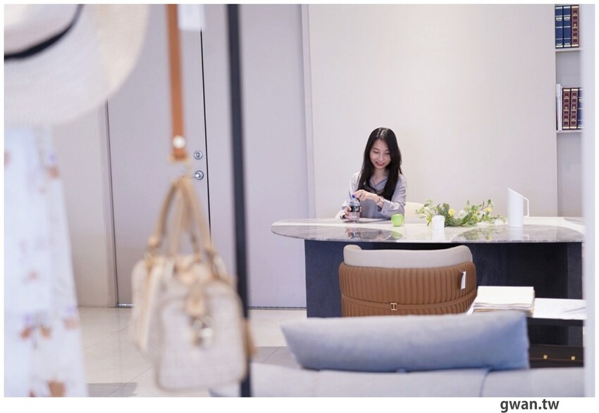 台中獨棟超美家具店，據說天王家裡也有同款沙發，除了好停車還有免費下午茶！