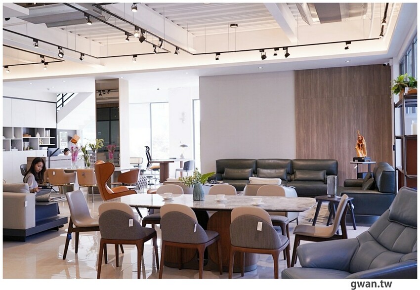 台中獨棟超美家具店，據說天王家裡也有同款沙發，除了好停車還有免費下午茶！