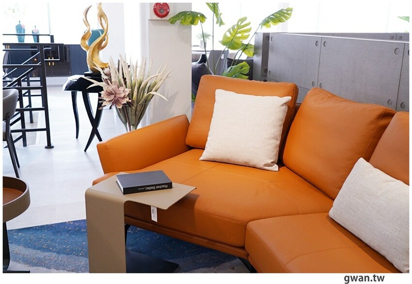 台中獨棟超美家具店，據說天王家裡也有同款沙發，除了好停車還有免費下午茶！