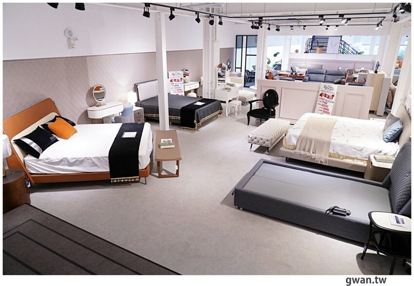 台中獨棟超美家具店，據說天王家裡也有同款沙發，除了好停車還有免費下午茶！