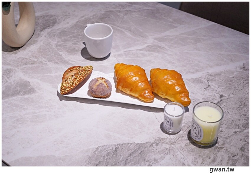 台中獨棟超美家具店，據說天王家裡也有同款沙發，除了好停車還有免費下午茶！