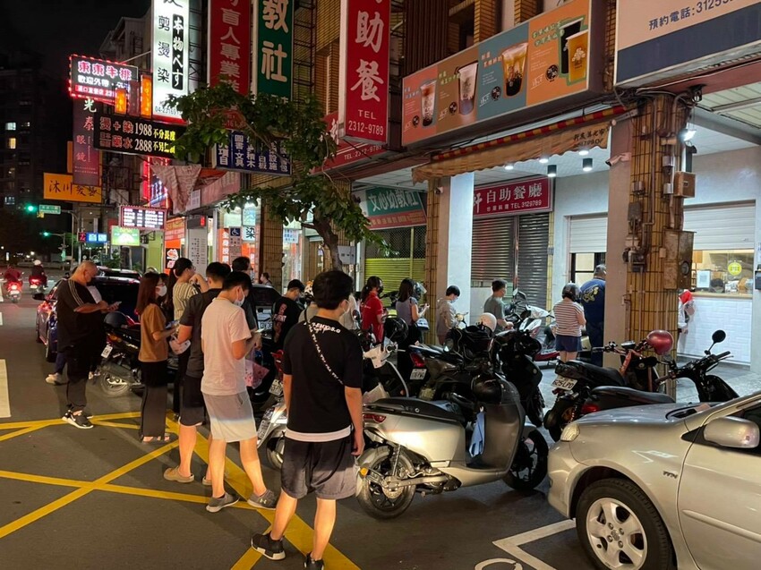 台中獨棟超美家具店，據說天王家裡也有同款沙發，除了好停車還有免費下午茶！