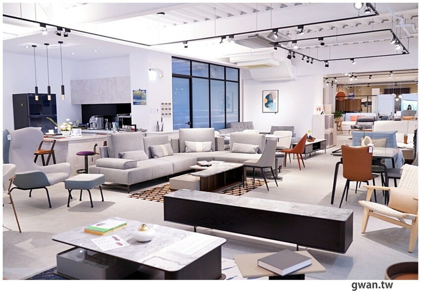 台中獨棟超美家具店，據說天王家裡也有同款沙發，除了好停車還有免費下午茶！