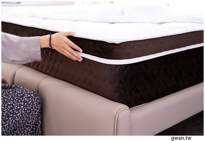 台中獨棟超美家具店，據說天王家裡也有同款沙發，除了好停車還有免費下午茶！