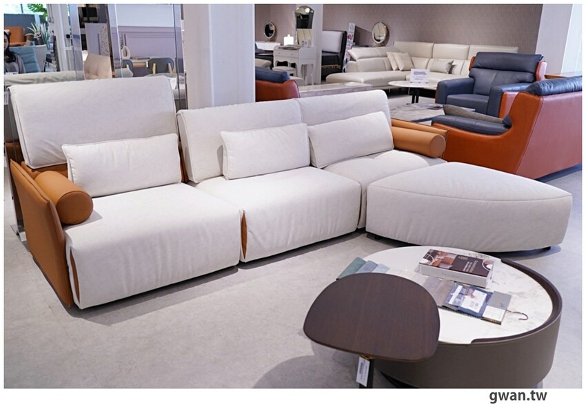 台中獨棟超美家具店，據說天王家裡也有同款沙發，除了好停車還有免費下午茶！