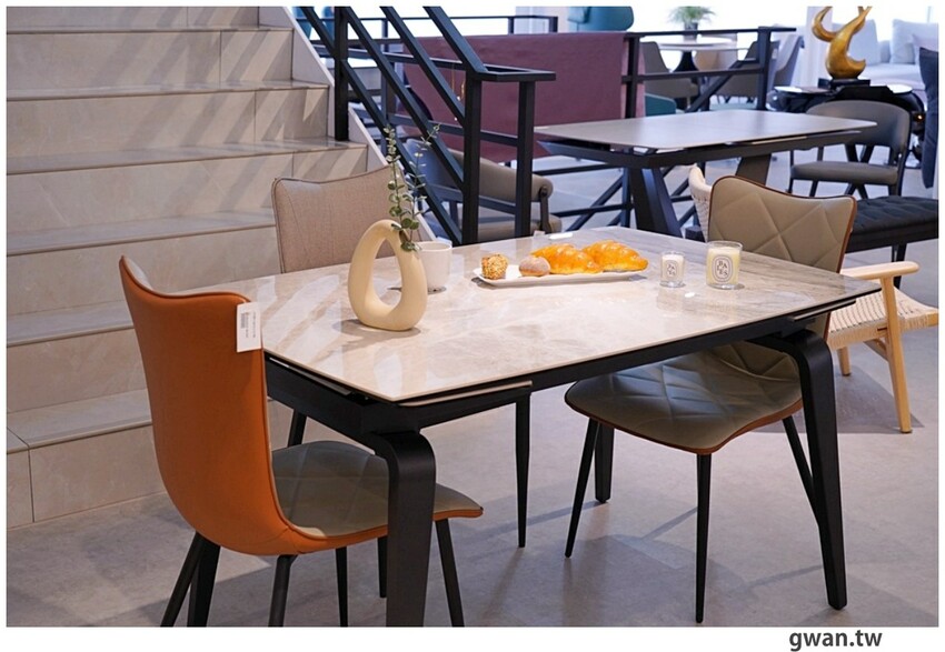 台中獨棟超美家具店，據說天王家裡也有同款沙發，除了好停車還有免費下午茶！