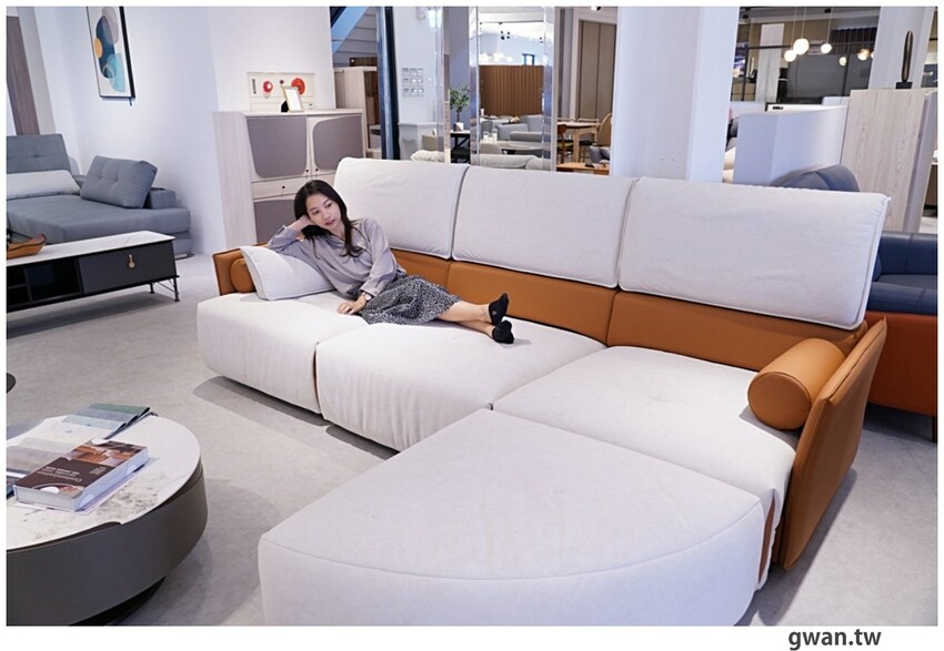 台中獨棟超美家具店，據說天王家裡也有同款沙發，除了好停車還有免費下午茶！