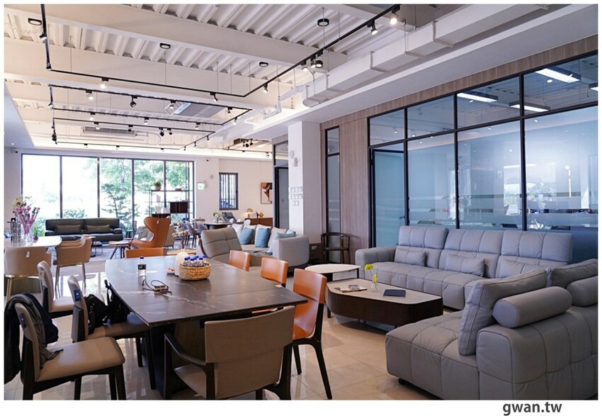 台中獨棟超美家具店，據說天王家裡也有同款沙發，除了好停車還有免費下午茶！