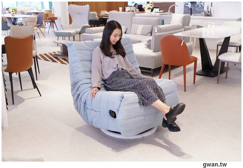 台中獨棟超美家具店，據說天王家裡也有同款沙發，除了好停車還有免費下午茶！