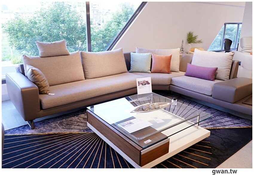 台中獨棟超美家具店，據說天王家裡也有同款沙發，除了好停車還有免費下午茶！