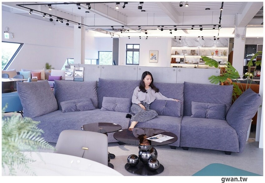 台中獨棟超美家具店，據說天王家裡也有同款沙發，除了好停車還有免費下午茶！