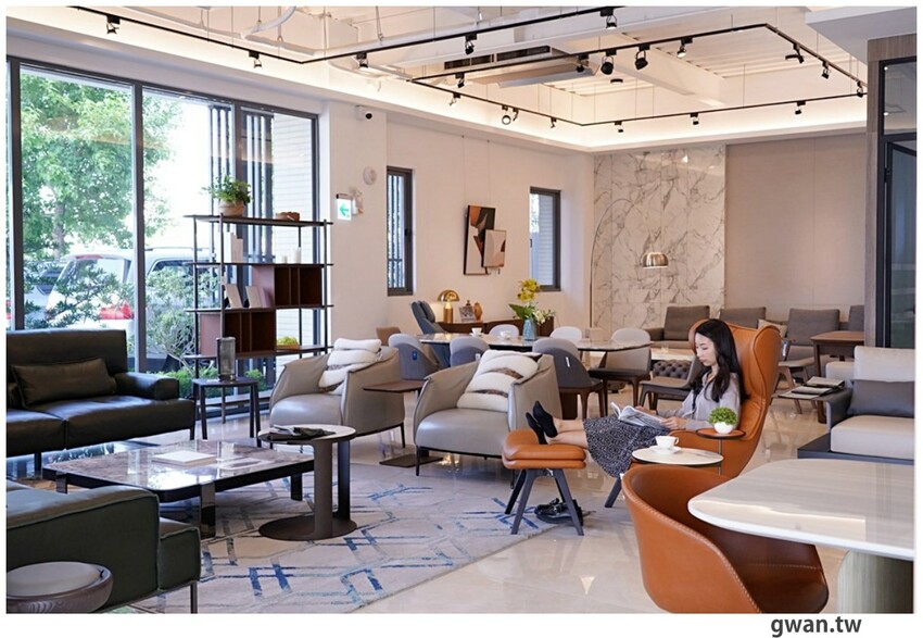 台中獨棟超美家具店，據說天王家裡也有同款沙發，除了好停車還有免費下午茶！