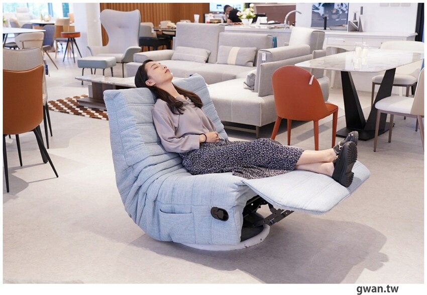 台中獨棟超美家具店，據說天王家裡也有同款沙發，除了好停車還有免費下午茶！