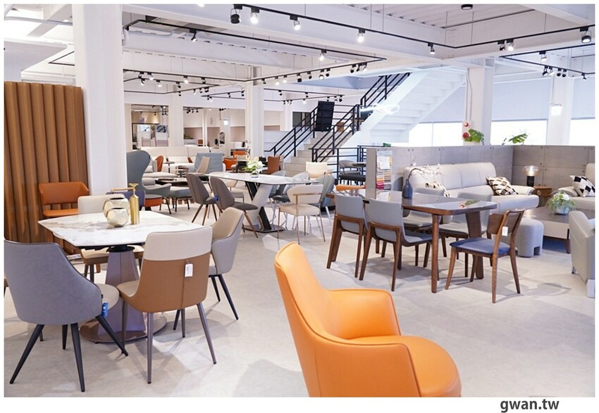 台中獨棟超美家具店，據說天王家裡也有同款沙發，除了好停車還有免費下午茶！