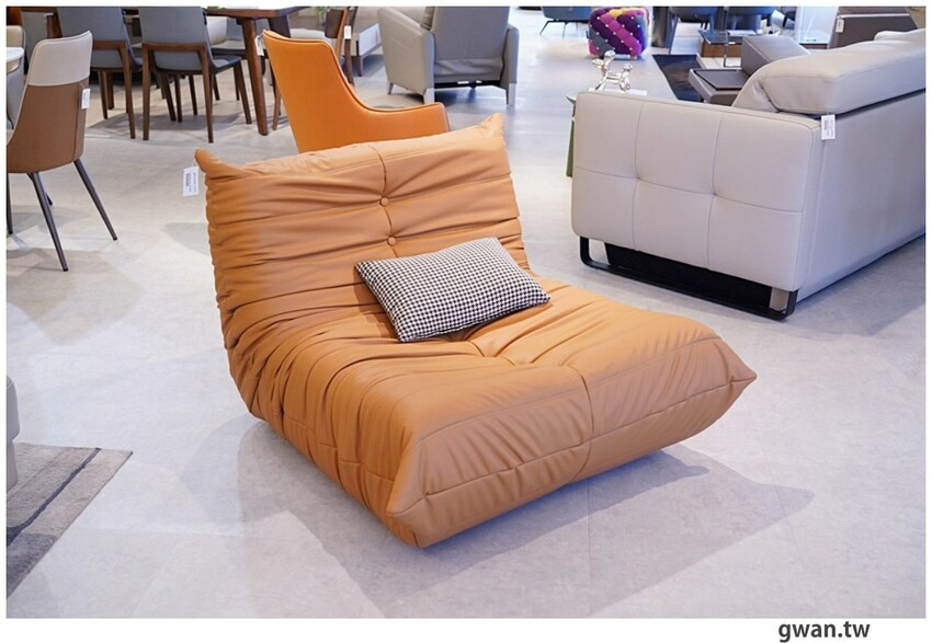 台中獨棟超美家具店，據說天王家裡也有同款沙發，除了好停車還有免費下午茶！