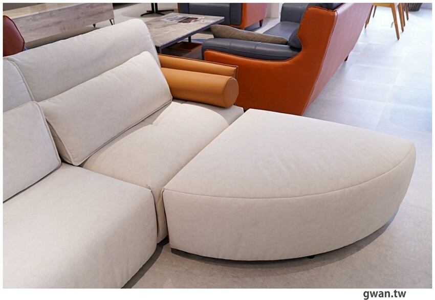 台中獨棟超美家具店，據說天王家裡也有同款沙發，除了好停車還有免費下午茶！