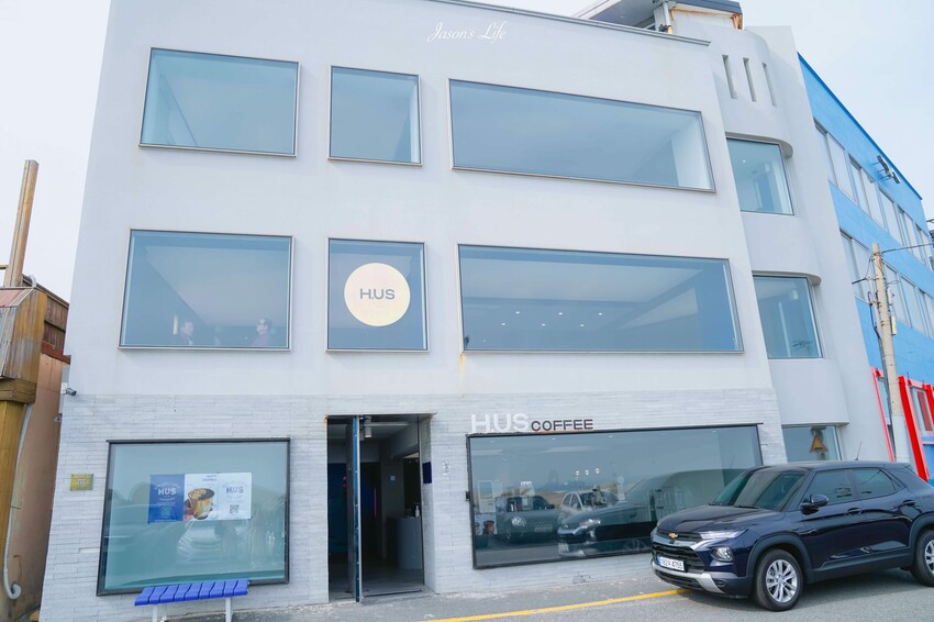 【韓國釜山｜美食】H.US Coffee。青沙浦咖啡廳推薦，坐完膠囊列車後適合來這看海喝咖啡