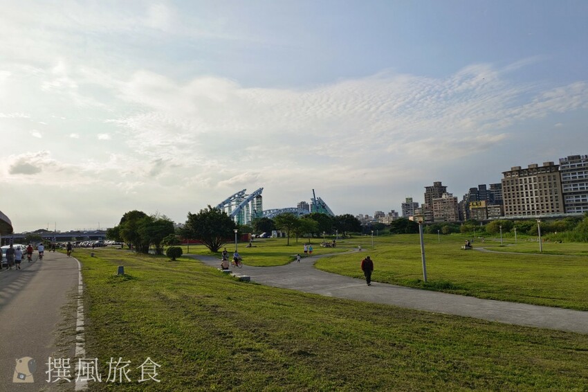 「2023新北河濱蝶戀季」板橋河濱公園夏季燈會！37天的河岸燈光秀