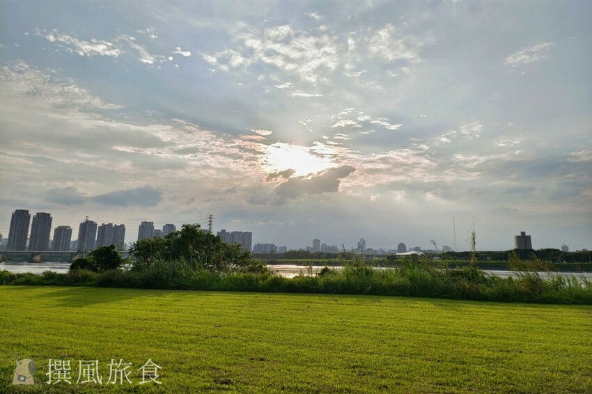 「2023新北河濱蝶戀季」板橋河濱公園夏季燈會！37天的河岸燈光秀
