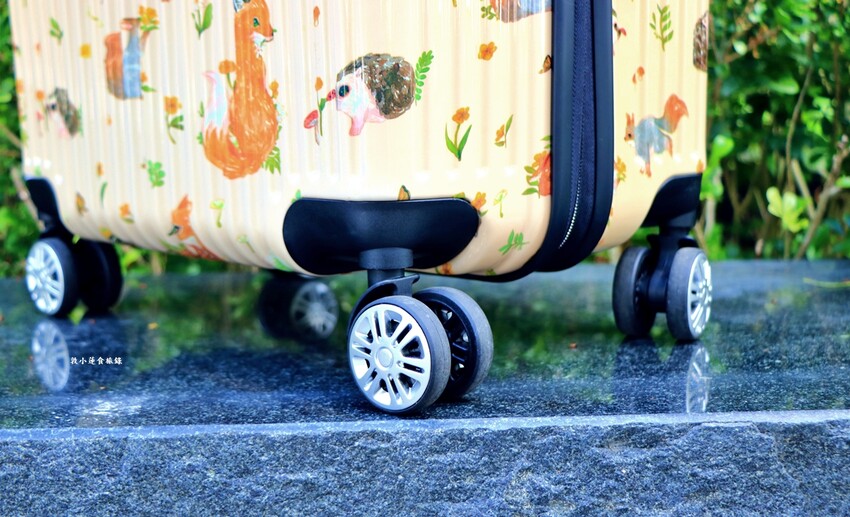 德國NaSaDen納莎登行李箱‧新無憂系列羽量拉鍊箱，360度超靜音萬向輪，輕巧、方便又時尚 - 敦 小 蓮の食旅錄