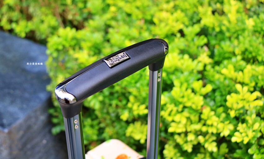 德國NaSaDen納莎登行李箱‧新無憂系列羽量拉鍊箱，360度超靜音萬向輪，輕巧、方便又時尚 - 敦 小 蓮の食旅錄