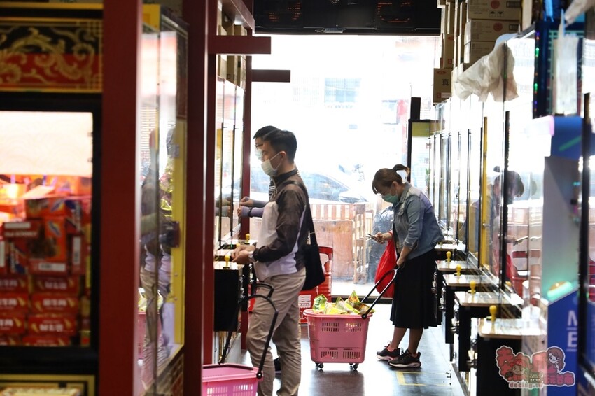 【台南娃娃機】麻吉馬親子樂園！新型態親子樂園，韓式拍貼機、旋轉木馬和花式棉花糖，還有上百台娃娃機一次玩到底~ - 熱血玩台南。跳躍新世界