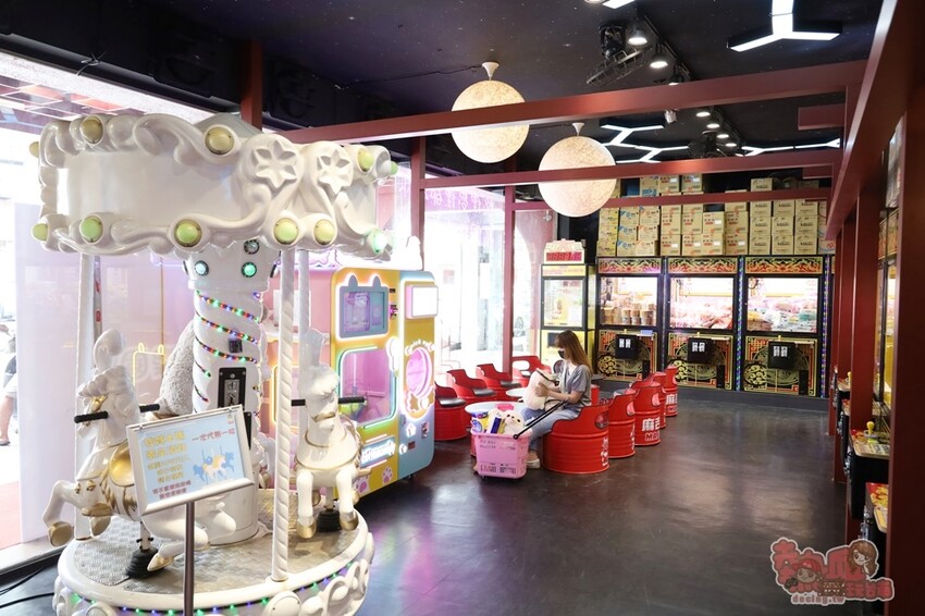 【台南娃娃機】麻吉馬親子樂園！新型態親子樂園，韓式拍貼機、旋轉木馬和花式棉花糖，還有上百台娃娃機一次玩到底~ - 熱血玩台南。跳躍新世界