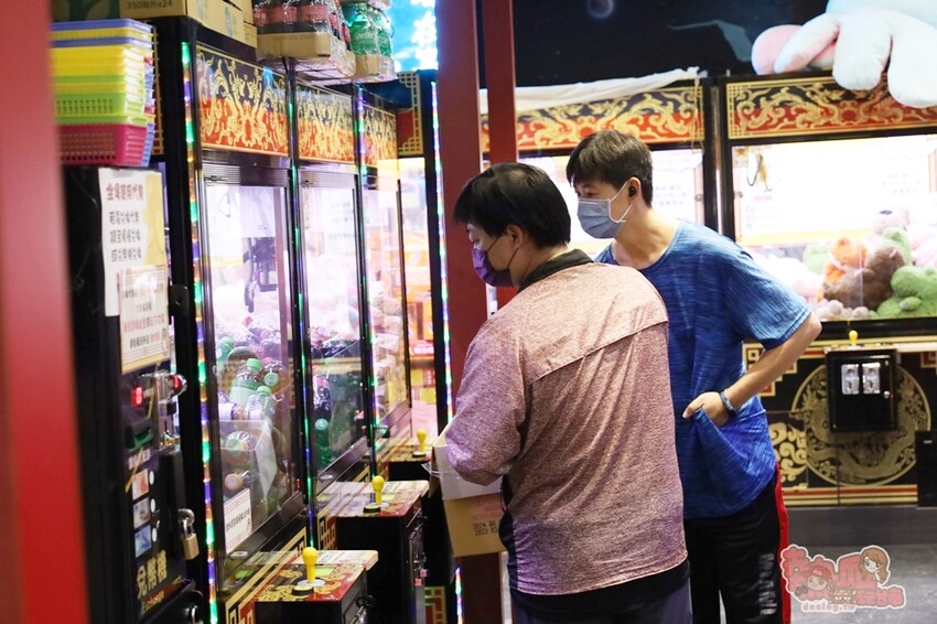 【台南娃娃機】麻吉馬親子樂園！新型態親子樂園，韓式拍貼機、旋轉木馬和花式棉花糖，還有上百台娃娃機一次玩到底~ - 熱血玩台南。跳躍新世界