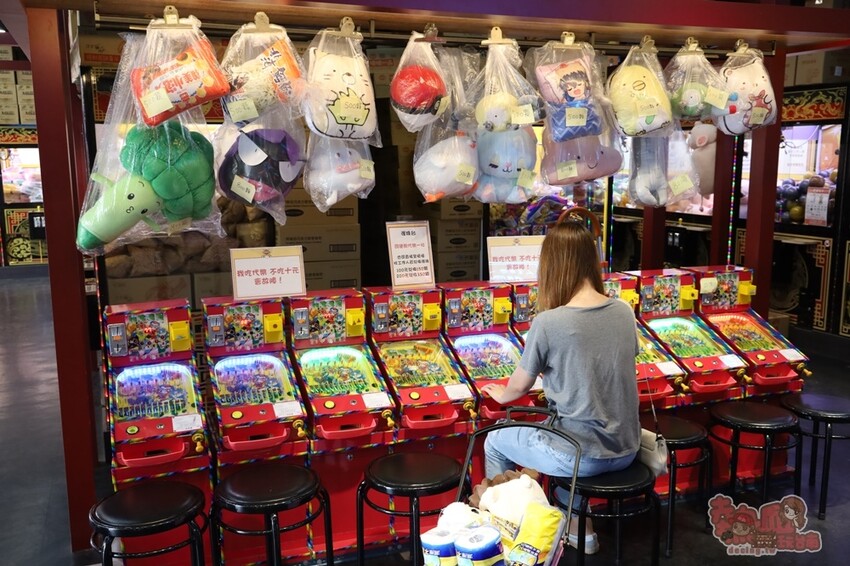 【台南娃娃機】麻吉馬親子樂園！新型態親子樂園，韓式拍貼機、旋轉木馬和花式棉花糖，還有上百台娃娃機一次玩到底~ - 熱血玩台南。跳躍新世界