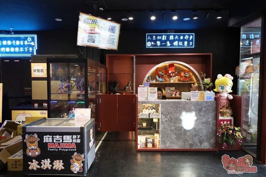 【台南娃娃機】麻吉馬親子樂園！新型態親子樂園，韓式拍貼機、旋轉木馬和花式棉花糖，還有上百台娃娃機一次玩到底~ - 熱血玩台南。跳躍新世界