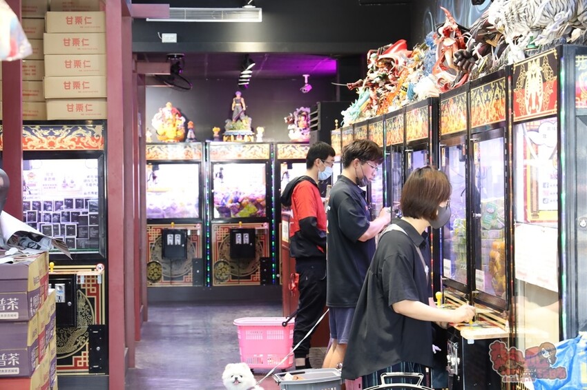 【台南娃娃機】麻吉馬親子樂園！新型態親子樂園，韓式拍貼機、旋轉木馬和花式棉花糖，還有上百台娃娃機一次玩到底~ - 熱血玩台南。跳躍新世界