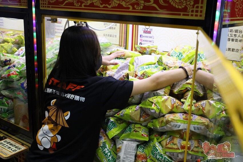 【台南娃娃機】麻吉馬親子樂園！新型態親子樂園，韓式拍貼機、旋轉木馬和花式棉花糖，還有上百台娃娃機一次玩到底~ - 熱血玩台南。跳躍新世界