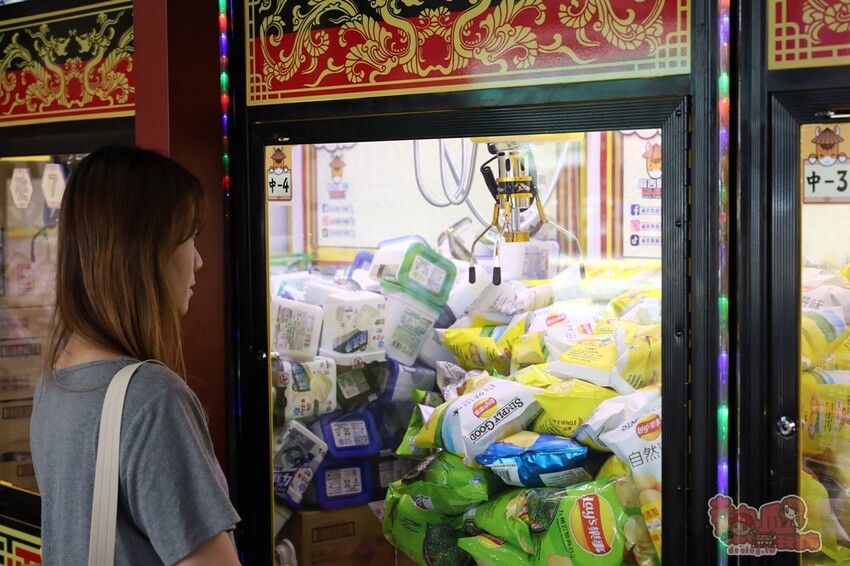 【台南娃娃機】麻吉馬親子樂園！新型態親子樂園，韓式拍貼機、旋轉木馬和花式棉花糖，還有上百台娃娃機一次玩到底~ - 熱血玩台南。跳躍新世界