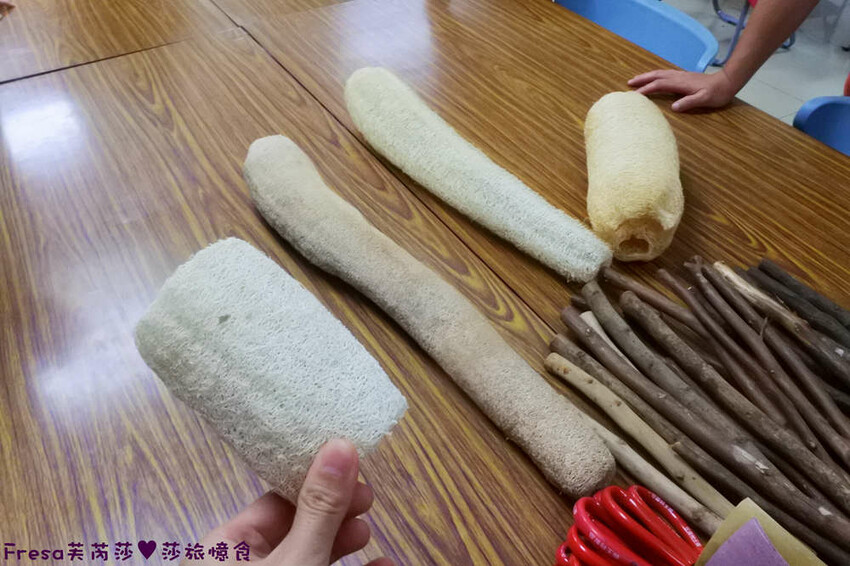 台南旅遊【山中的繽紛奇遇記│探索西拉雅文化】玉井芒果冰超沁涼＆左鎮老街DIY雪花糬喝咖啡│溫噹噹果園│熱情小子芒果冰│DIY絲絡刷刷棒│天埔社區風味餐│沐重光珈琲 - Fresa芙芮莎♥莎旅憶食