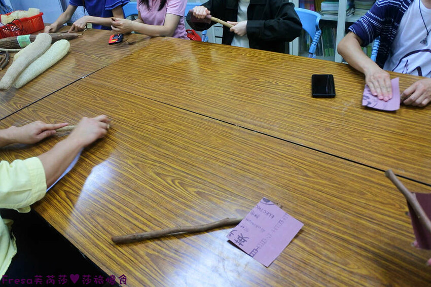 台南旅遊【山中的繽紛奇遇記│探索西拉雅文化】玉井芒果冰超沁涼＆左鎮老街DIY雪花糬喝咖啡│溫噹噹果園│熱情小子芒果冰│DIY絲絡刷刷棒│天埔社區風味餐│沐重光珈琲 - Fresa芙芮莎♥莎旅憶食