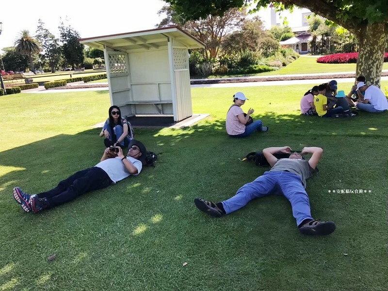 【2019紐西蘭。春遊南北島】想打滾的大草皮 vs 湖邊的地熱景像．市政公園 Government Gardens & 硫磺灣野生