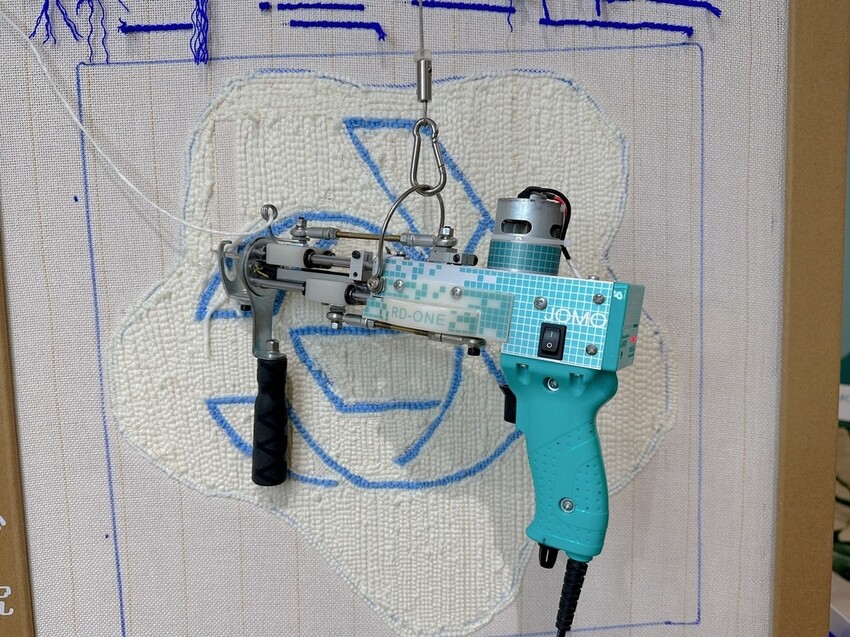 2023台北手作體驗推薦《JOMO做夢製所》用簇絨槍搭配首創「無重力系統」輕鬆製作手作地毯！松山區DIY體驗