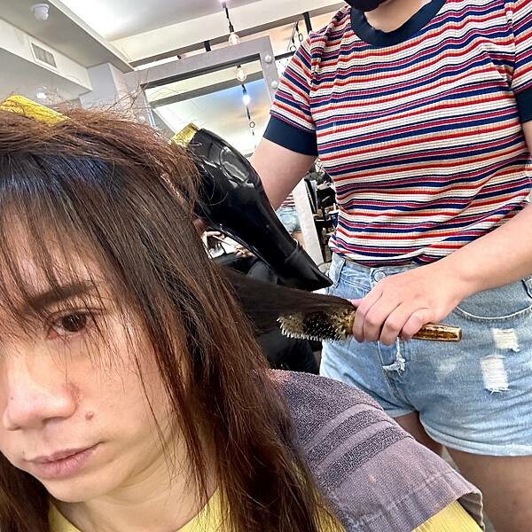 板橋府中洗髮剪髮推薦/御用髮廊/居髮廊-府中店/定期修剪長髮與瀏海，打造屬於我的美麗長髮造型