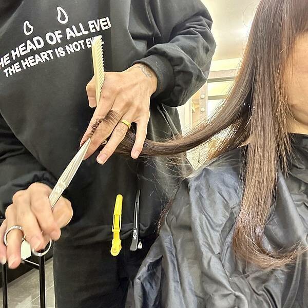 板橋府中洗髮剪髮推薦/御用髮廊/居髮廊-府中店/定期修剪長髮與瀏海，打造屬於我的美麗長髮造型