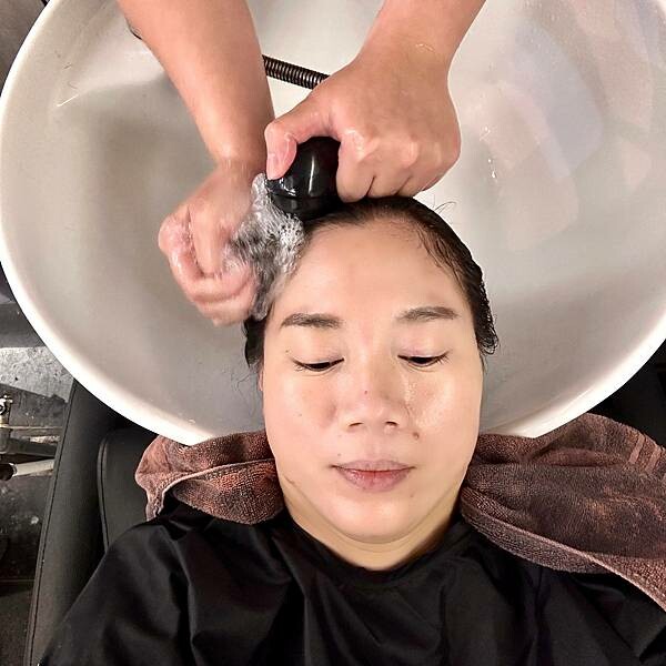 板橋府中洗髮剪髮推薦/御用髮廊/居髮廊-府中店/定期修剪長髮與瀏海，打造屬於我的美麗長髮造型