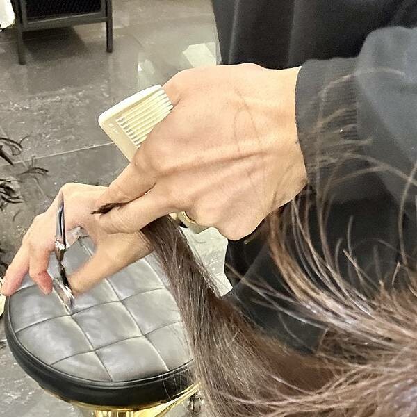 板橋府中洗髮剪髮推薦/御用髮廊/居髮廊-府中店/定期修剪長髮與瀏海，打造屬於我的美麗長髮造型