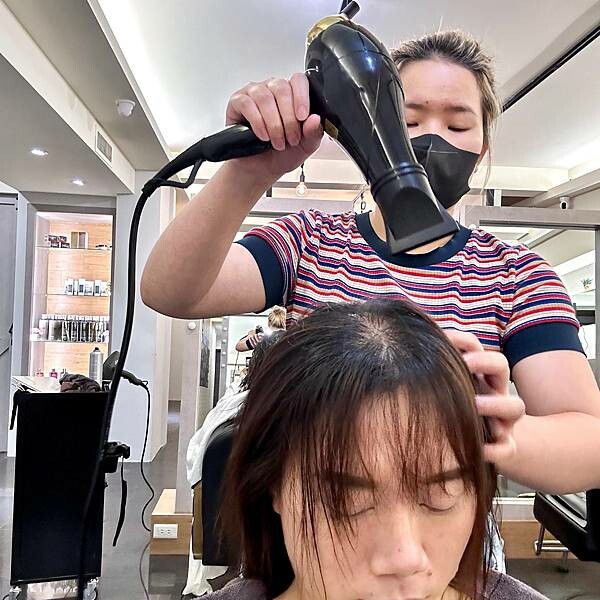 板橋府中洗髮剪髮推薦/御用髮廊/居髮廊-府中店/定期修剪長髮與瀏海，打造屬於我的美麗長髮造型