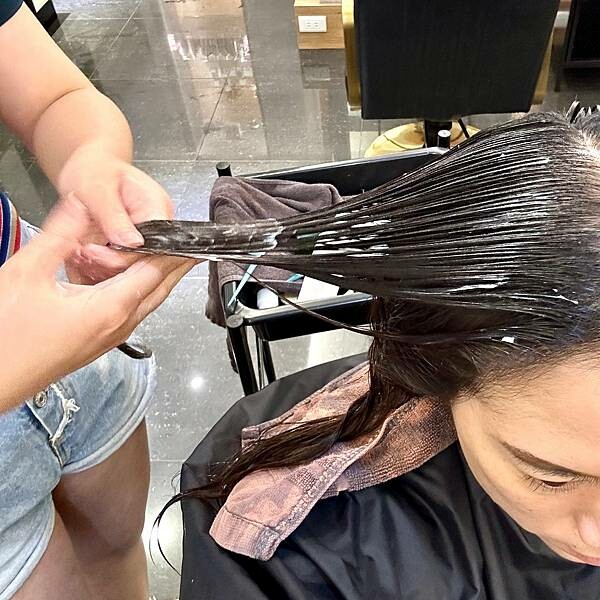 板橋府中洗髮剪髮推薦/御用髮廊/居髮廊-府中店/定期修剪長髮與瀏海，打造屬於我的美麗長髮造型