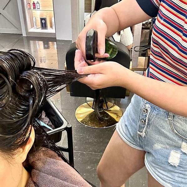 板橋府中洗髮剪髮推薦/御用髮廊/居髮廊-府中店/定期修剪長髮與瀏海，打造屬於我的美麗長髮造型