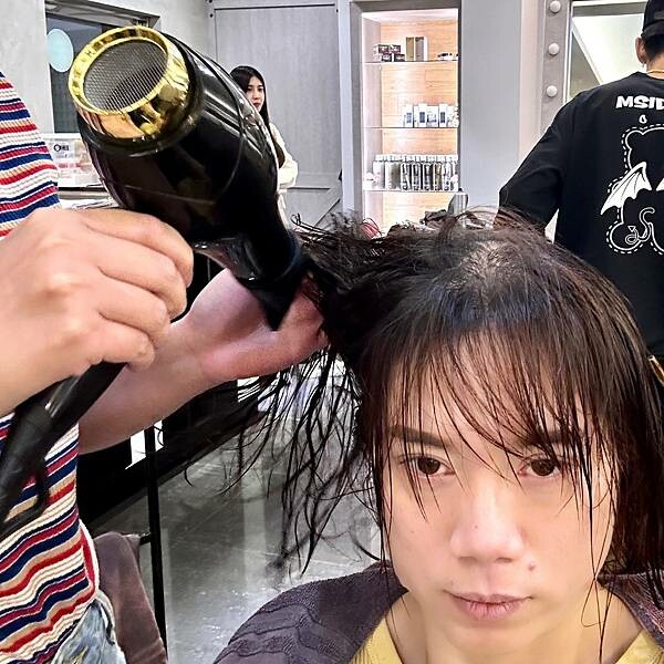 板橋府中洗髮剪髮推薦/御用髮廊/居髮廊-府中店/定期修剪長髮與瀏海，打造屬於我的美麗長髮造型