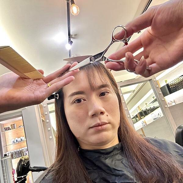 板橋府中洗髮剪髮推薦/御用髮廊/居髮廊-府中店/定期修剪長髮與瀏海，打造屬於我的美麗長髮造型